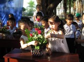 Các em học sinh lớp 2 cắm hoa tặng cô nhân ngày nhà giáo Việt Nam 20/11/2015