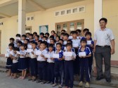 Việt kiều kinh 5b tặng 40 phần quà tết cho các em học sinh nghèo trị giá 12 triệu đồng