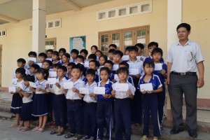 Việt kiều kinh 5b tặng 40 phần quà tết cho các em học sinh nghèo trị giá 12 triệu đồng